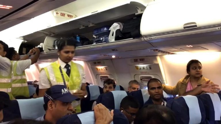 बारातियों ने फ्लाइट में किया हंगामा, उडान भरने में हुई देरी