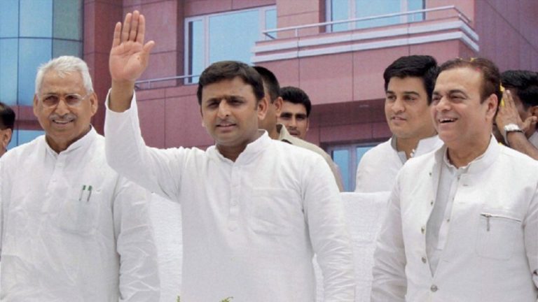 अखिलेश का निष्कासन हुआ रद्द, मुलायम पर पड़े भारी