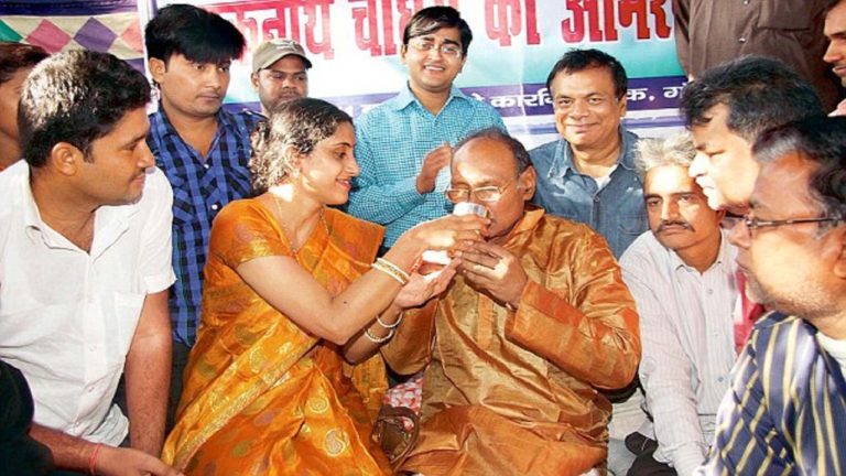 लव गुरु मटुक नाथ पर डांस पड़ा भारी,हुए निलंबित