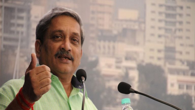 रक्षामंत्री मनोहर पर्रिकर लौटे गोवा, बने मुख्यमंत्री