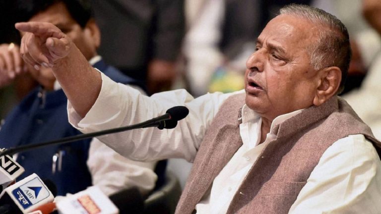 अखिलेश के बचाव में उतरे मुलायम
