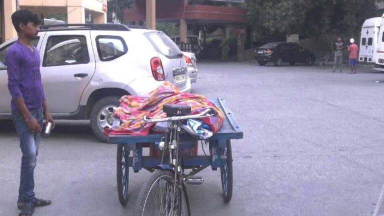 नहीं मिली ऐम्बुलेंस, ठेलागाड़ी पर ढोना पड़ा पिता का शव