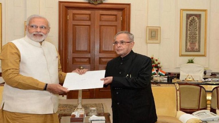 मोदी ने जीता प्रणव मुखर्जी का दिल, दिया ख़ास तोहफ़ा