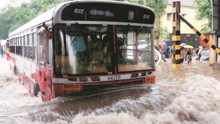मुंबई में बारिश का कहर, बने  26 जुलाई, 2005 जैसे हालात