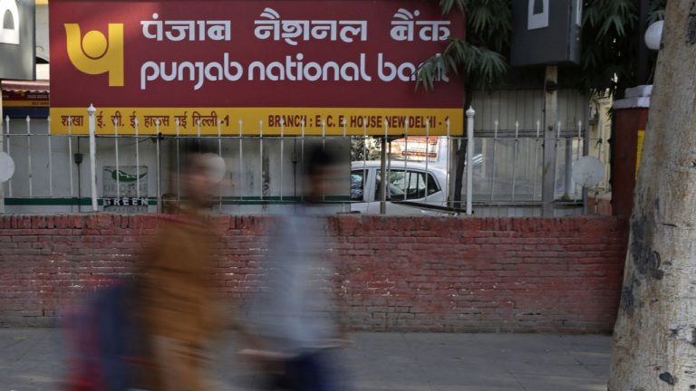 पंजाब नैशनल बैंक ने शुरू की ‘गांधीगीरी’, हर महीने वसूलेगी 150 करोड़ रुपये