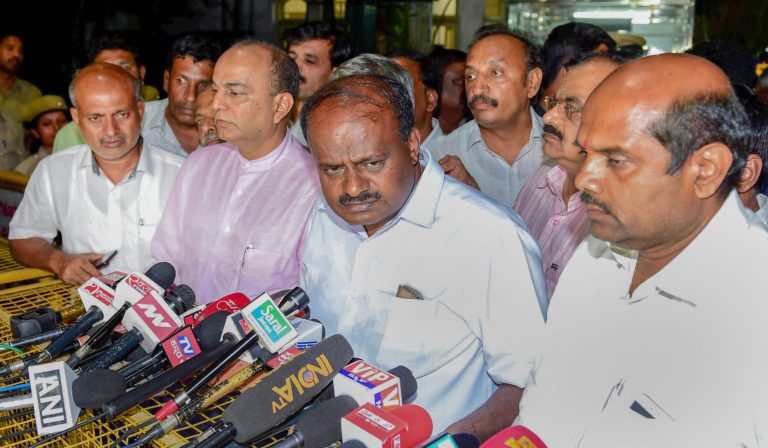 कर्नाटक की गठबंधन सरकार पर छाया संकट, बढ़ी एचडी कुमारस्वामी की मुश्किलें