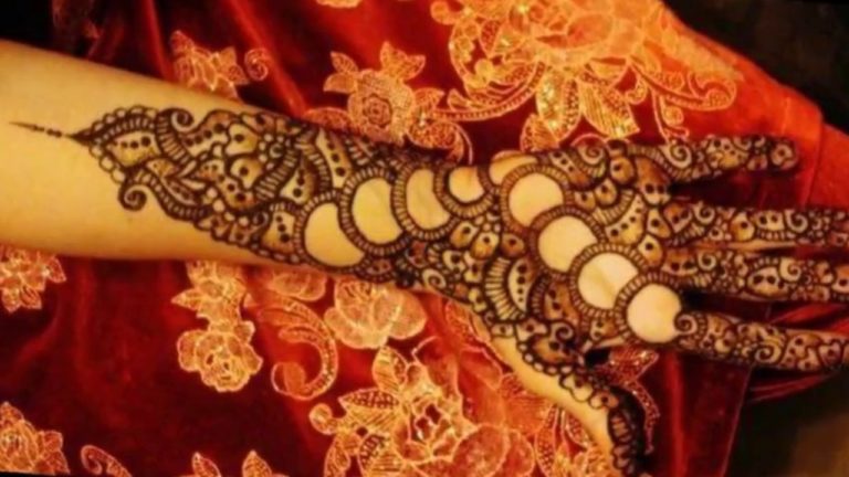आखिर सावन और तीज पर्व में महिलाएं क्यों लगाती है मेहंदी ?