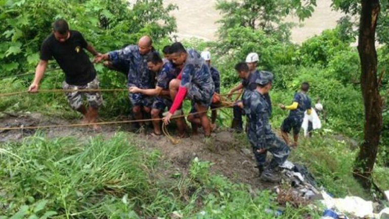 नेपाल: त्रिशूली नदी में यात्री बस गिरने से 5 की मौत 16 घायल