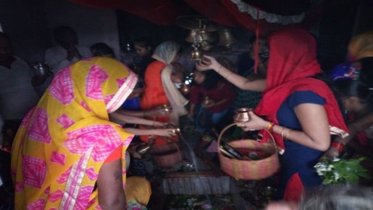 शिवमंदिरों में गूंजा ओंम नमः शिवाय, श्रद्धा से किया गया दुद्धाभीषेक
