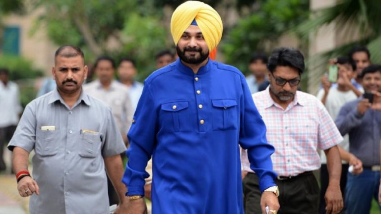 सिद्धू पर दर्ज हुआ देशद्रोह का मुक़दमा, पाक सेना प्रमुख से गले मिलना पड़ा भारी
