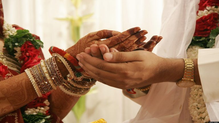 पत्नी हुई आशिक़ के साथ फरार, देखता रह गया पति
