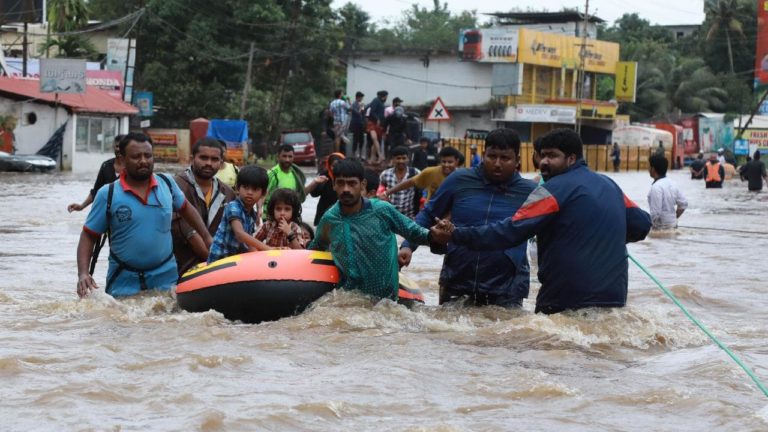 केरल में बाढ़ ने मचाई तबाही, 300 से ज्यादा ने गवाई जान