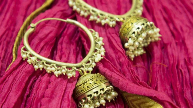 शौचालय निर्माण के लिए महिला ने बेंचा कान का झुमका