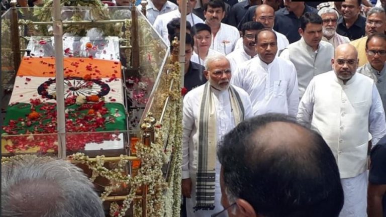 ‘अटल’ की अंतिम यात्रा में उमड़ा जनसैलाब, पार्थिव शरीर के साथ पैदल चले मोदी