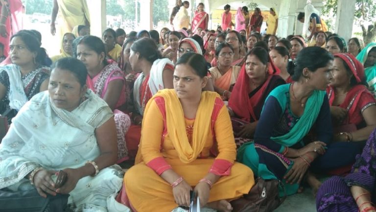 आंगनवाड़ी कार्यकत्रियों में चरम पर पहुंची गुटबाजी, अधिकारी ने लगाई फटकार
