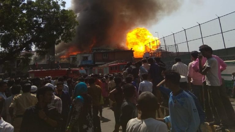 मुंबई: बांद्रा इलाके में लगी आग, 9 दमकल गाड़ियां मौके पर मौजूद