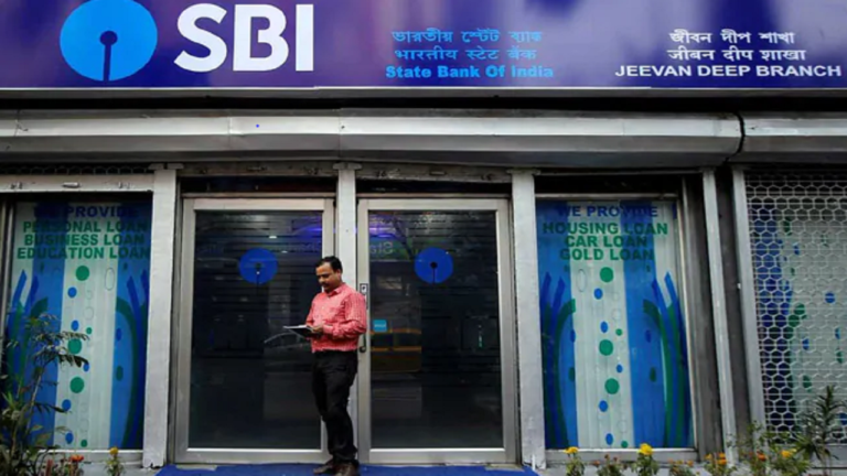 SBI ने दिया जोर का झटका, घटाई ATM से पैसा निकालने की लिमिट
