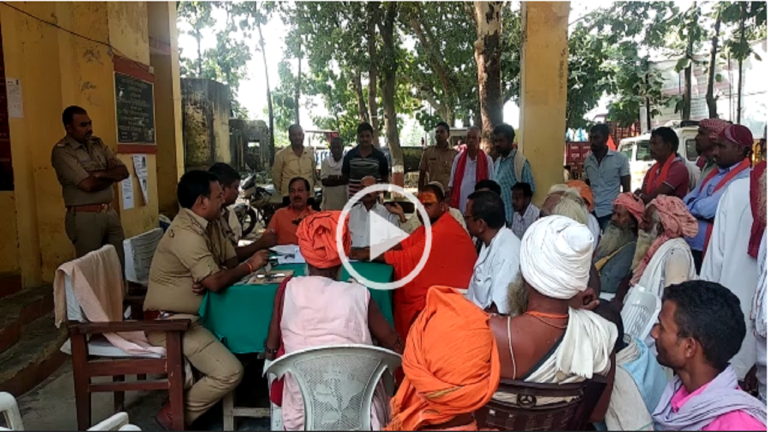 मंदिर की जमीन पर दबंगों ने कब्ज़ा करने की कोशिश, संतो ने किया हंगामा