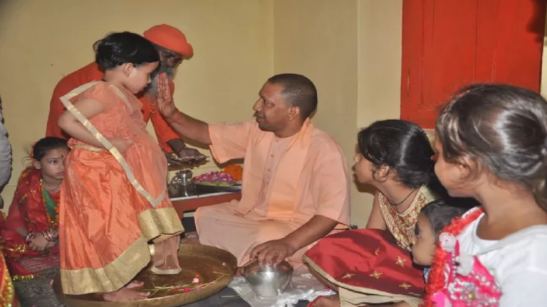 गोरखनाथ मंदिर में सीएम योगी आदित्यनाथ ने किया कन्या पूजन, 101 कन्याओं काे कराया भोजन