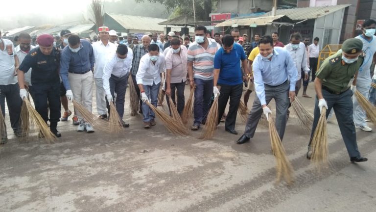 भारत-नेपाल के अधिकारियों ने दिलाई सच्ची मित्रता की याद, बार्डर पर एक साथ लगाई  झाड़ू