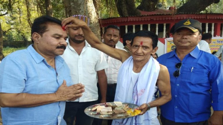 “कन्या पूजन” कर गुड्डू खान ने पेश की एकता और भाईचारे की मिसाल