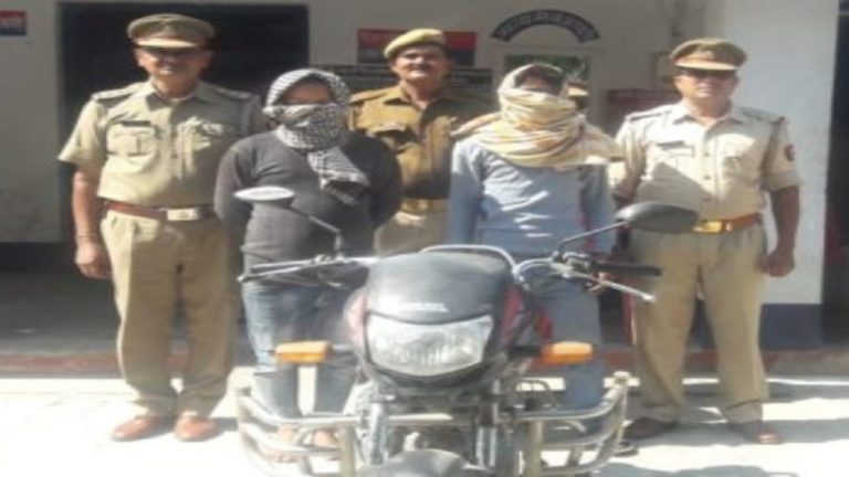 नौतनवा में बाईक चोर दो युवक गिरफ़्तार,नेपाल से चोरी हुई बाईक बरामद