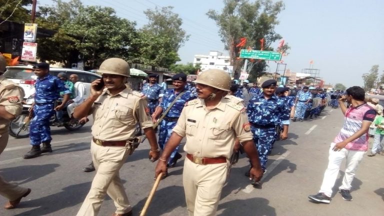 महराजगंज के परतावल में R.A.F.के साथ पुलिस ने किया फ्लैग मार्च