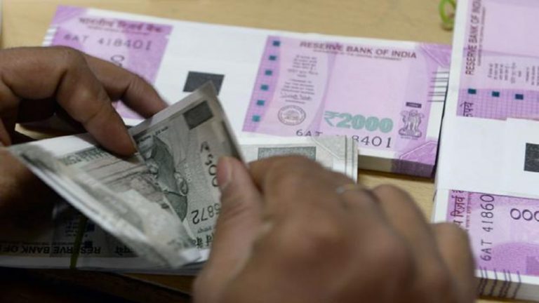 अब तक के सबसे निचले स्तर पर पहुंचा रुपया, 31 पैसे गिरकर डॉलर के मुकाबले 80.15 पर पहुंचा