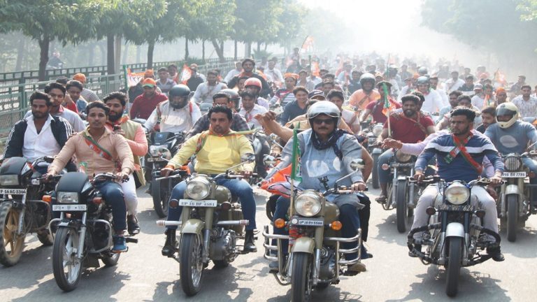 कमल सन्देश यात्रा में फंसी एम्बुलेंस, बीजेपी कार्यकर्ताओं ने उड़ाई कानून की धज्जियां