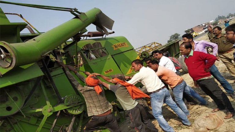 कंबाइन मशीन और बाइक में हुई भिड़ंत, ग्राम प्रधान ने तोड़ा दम