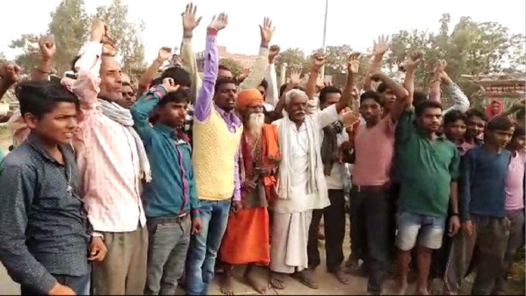 ग्रामीणों ने की ‘भाजपा’ समर्थकों की पिटाई, विधायक ने भाग कर बचाई जान