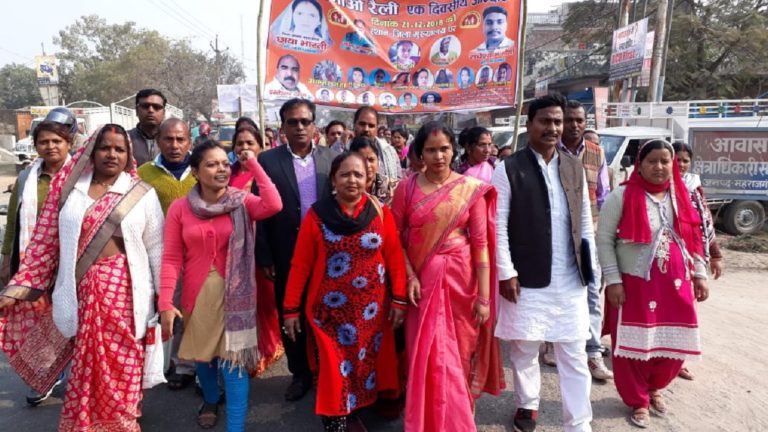 वेतन वृद्धि की मांग को लेकर आंगनबाड़ी कार्यकत्रीयों ने किया पैदल मार्च