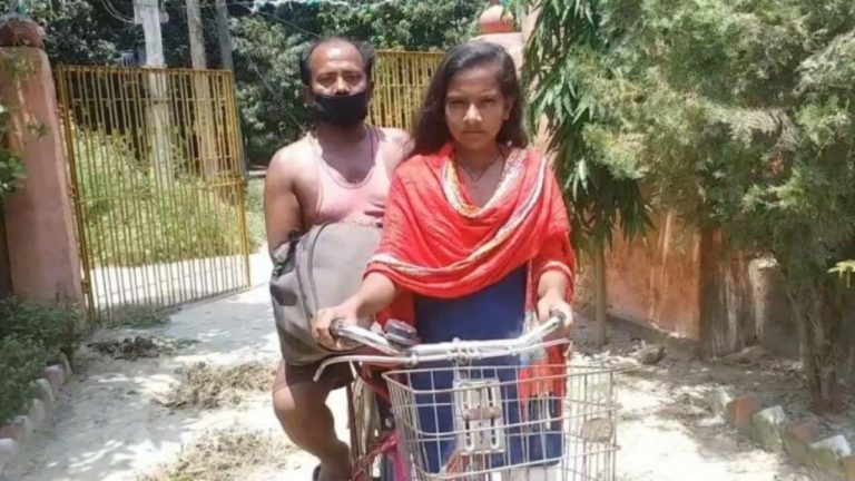 ज्योति को अखिलेश यादव ने दी 1 लाख की आर्थिक मदद, साइकिल से पिता को लेकर पहुंची थी दरभंगा