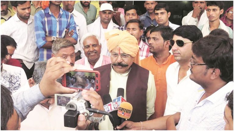 योगी सरकार के मंत्री के बिगड़े बोल, पैदल घर जा रहे मजदूरों की चोर-डकैतों से की तुलना