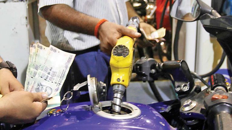 पेट्रोल का दाम 53 पैसे, डीजल का दाम 64 पैसे प्रति लीटर बढ़ा, लगातार 12वें दिन बढ़ी कीमत