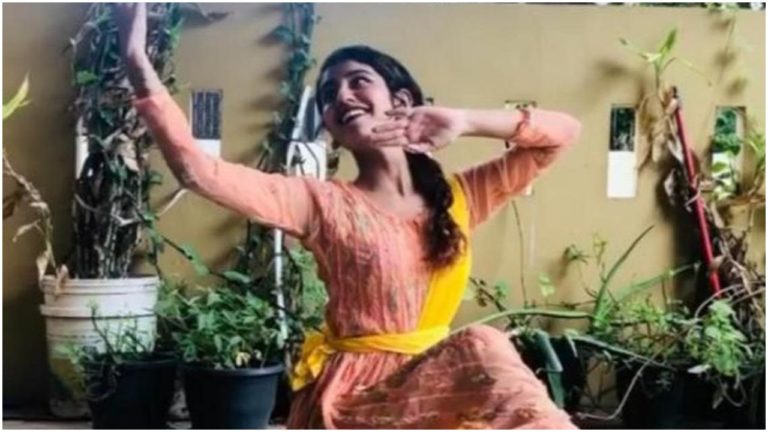 ऐश्वर्या राय (Aishwarya Rai) के गाने पर प्रिया प्रकाश वारियर (Priya Prakash) ने किया शानदार डांस, Video हुआ वायरल 