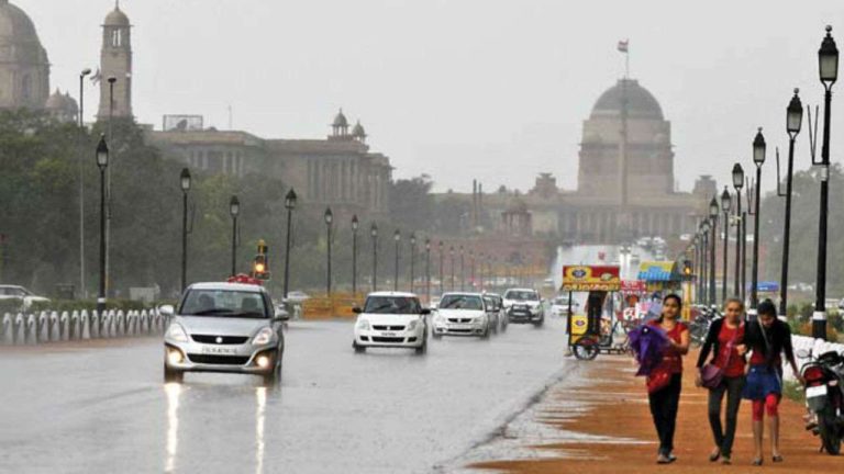 Delhi में बारिश के बाद मौसम हुआ सुहावना, पारा 35 डिग्री सेल्सियस से नीचे लुढ़का