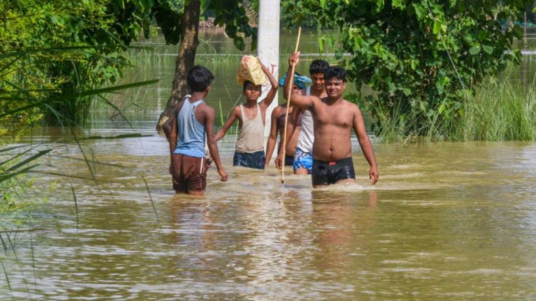 Bihar Floods: 14 जिलों की 39.63 लाख आबादी बाढ़ से प्रभावित, खतरे के निशान से उपर बह रही हैं कई नदियां