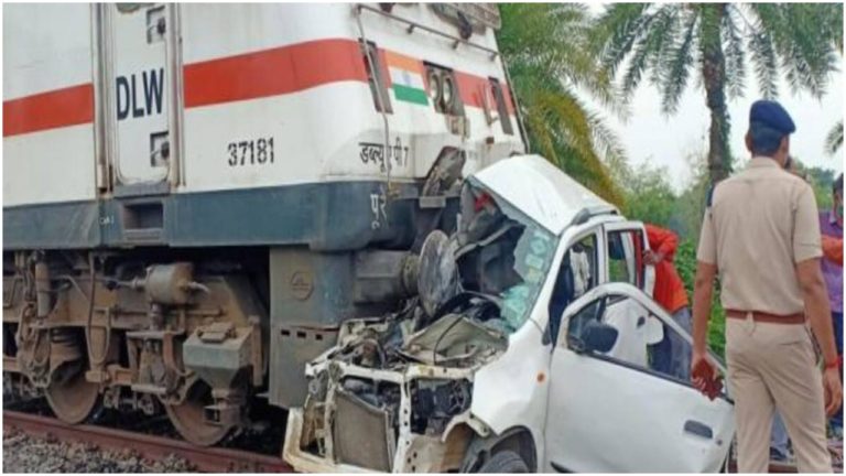 Bihar : पटना-गया रेलखंड पर ट्रेन की चपेट में आई कार, दो की मौके पर मौत, 5 साल के मासूम की हालत गंभीर