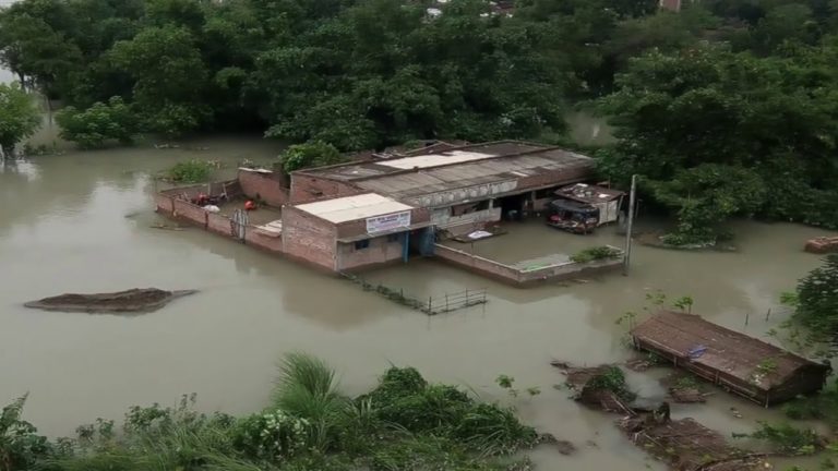 यूपी के 16 जिलों में करीब 700 गांव बाढ़ से प्रभावित, अन्य इलाकों से 299 गांवों का कटा संपर्क