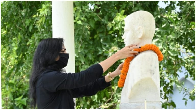 उपेक्षित है अमर शहीद उमाकांत सिंह की प्रतिमा स्थल : पुष्पम प्रिया चौधरी