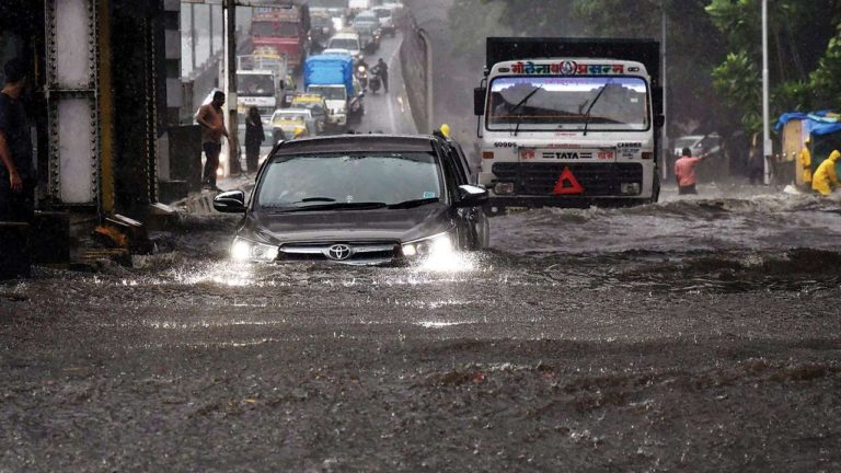 मुंबई : भारी बारिश से सड़क और रेल यातायात बुरी तरह प्रभावित, मूसलाधार बारिश की चेतावनी
