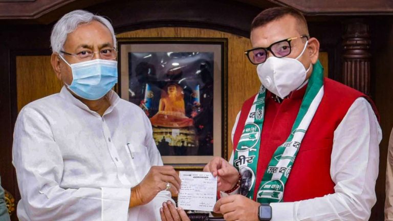 बिहार के पूर्व DGP गुप्तेश्वर पांडे JDU में हुए शामिल, यहां से लड़ सकते हैं चुनाव