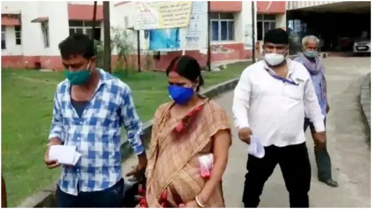 झारखंड में गर्भवती महिला के गले में टूटकर फंसा कोरोना का टेस्ट किट, फिर जानें क्या हुआ