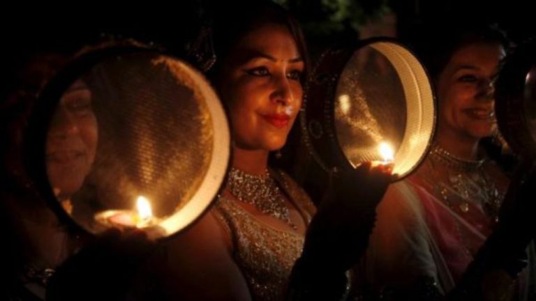 Karwa Chauth 2020: कब है करवा चौथ?  जानिए करवा चौथ का शुभ मुहूर्त और पूजा विधि