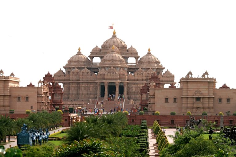 श्रद्धलुओं के लिए खुला दिल्ली का प्रसिद्ध अक्षरधाम मंदिर, अभिषेक पूजा व प्रदर्शनियां बंद रहेंगी