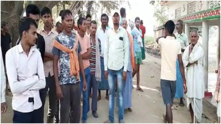 Bihar Assembly Election 2020 : सड़क नहीं बनी तो ग्रामीणों ने किया चुनाव का बहिष्कार
