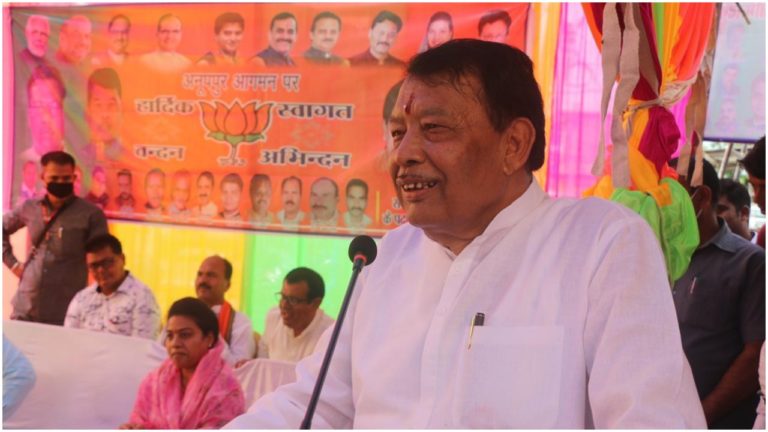 BJP नेता बिसाहूलाल का रिवॉल्वर लहराते वीडियो हुआ वायरल, कार्यकर्ता को दी गोली मारने की धमकी
