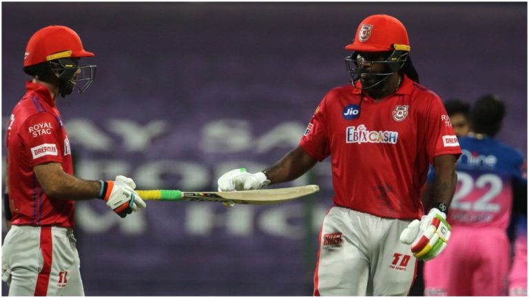 IPL 2020, KXIP vs RR: बल्ला फेंककर गुस्सा जताने वाले क्रिस गेल पर मैच फीस का 10 प्रतिशत जुर्माना
