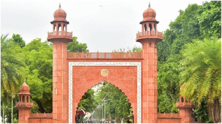 उत्तर प्रदेश: अलीगढ़ में AMU छात्रों ने फ्रांसीसी राष्ट्रपति इमैनुएल मैक्रों के रुख की निंदा की, मुस्लिम भावनाओं को भड़काने का लगाया आरोप
